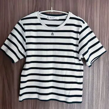 Her lip to Trois Logo Ribbed Tee