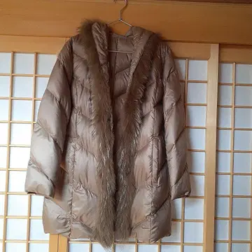 후드 부착 베이지 다운 자켓 타키히요