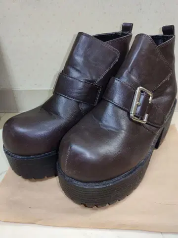 다크 브라운 버클 통굽 부츠