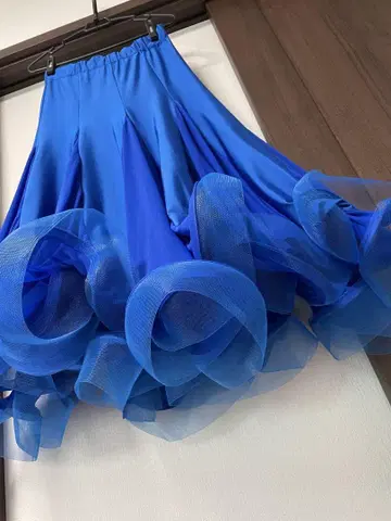 호스 헤어가 잘 돋보이는 큐트한 롱 스커트
