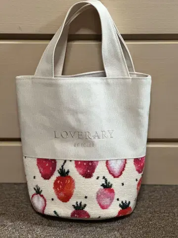 LOVERARY 페이러 이치고 패턴 토트백