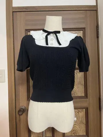 mille fille closet 레이스 카라 부착 블랙 반팔 니트