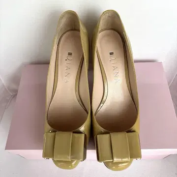 다이애나 베이지 에나멜 펌프스 23cm