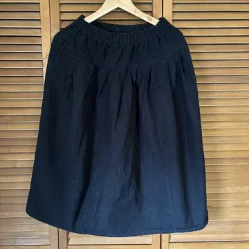 블랙 플레어 스커트 무릎 기장