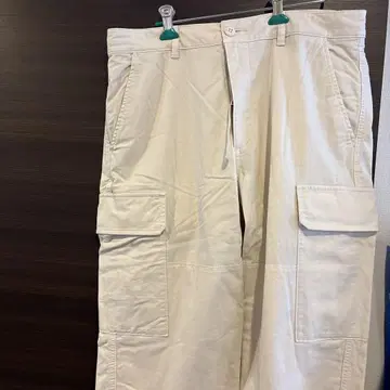 화이트 카고 팬츠 M 사이즈 UNIQLO
