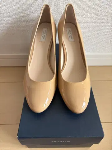 콜한 베이지 에나멜 하이힐 미사용