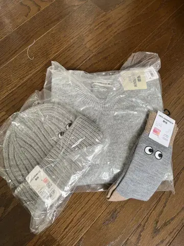 유니클로 아니아 하인드마치 / 크루넥 스웨터 세트