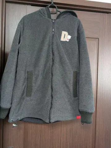 그레이 플리스 후드티 D와 돼지 자수 포함