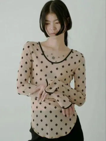 SORIN 소린 SWAN LAKE U-NECK TOP