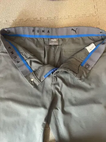 PUMA 그레이 팬츠 백 포켓 부착