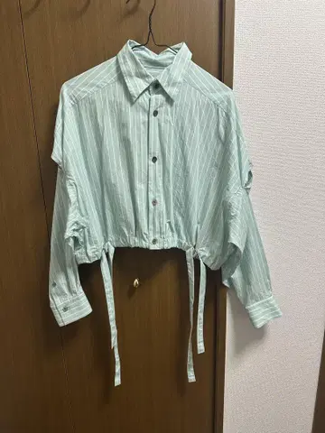 민트 그린 스트라이프 크롭 셔츠