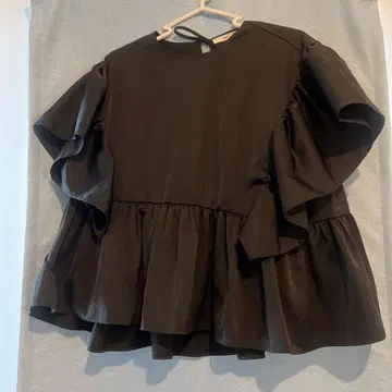 yori 새틴 프릴 티어드 반팔 상의 블랙