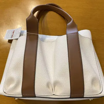 화이트와 브라운의 핸드백
