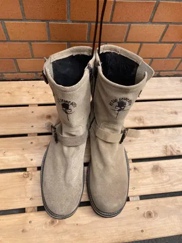 베이지 스웨이드 엔지니어 부츠