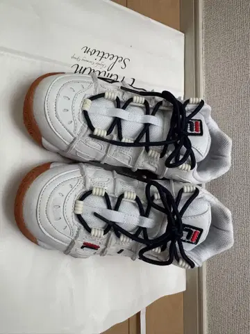 FILA 화이트 네이비 스니커즈