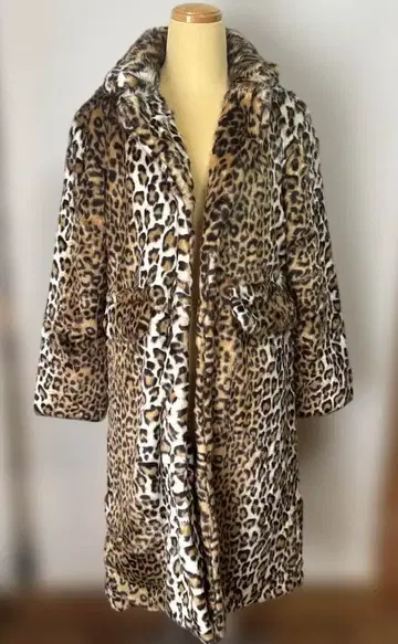 새상품급 애니멀 무늬 코트