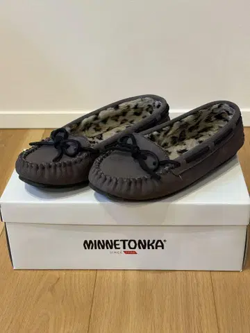MINNETONKA 그레이 모카신