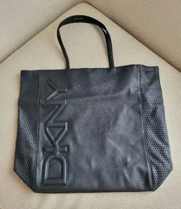 [미사용 새상품] DKNY 다나카란 인조 가죽 사이드 메쉬 토트백