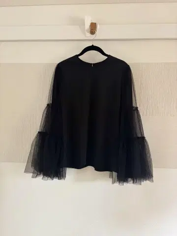 새상품! 택 포함! allureville 블랙 긴팔 블라우스 티어드 프릴