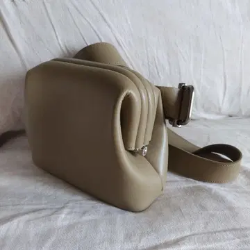 OSOI 카키색 brot bag 바디백