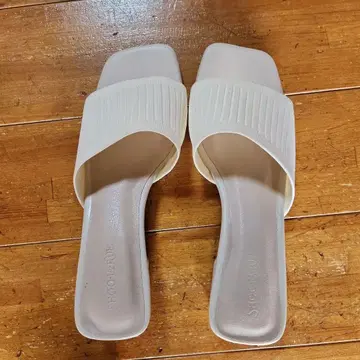 크림색 스트랩 샌들