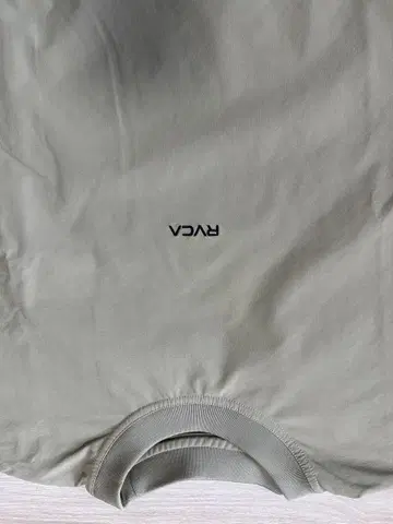 RVCA 카키 크루넥 티셔츠