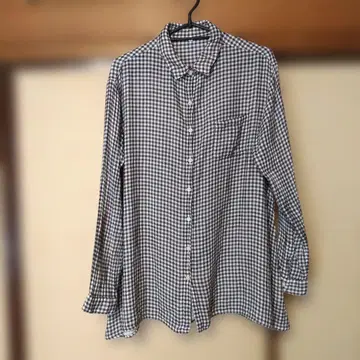 블랙과 화이트 체크 무늬 긴팔 셔츠