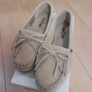 MINNETONKA KYRA SLIPPER 베이지 25cm