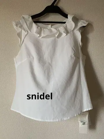 스나이델 택 포함 화이트 프릴 슬리브리스 셔츠