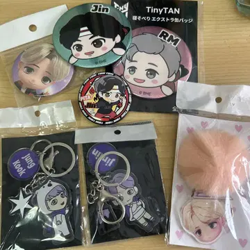 TinyTAN 키링 배지 세트