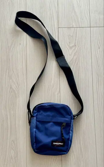 EASTPAK 바디백