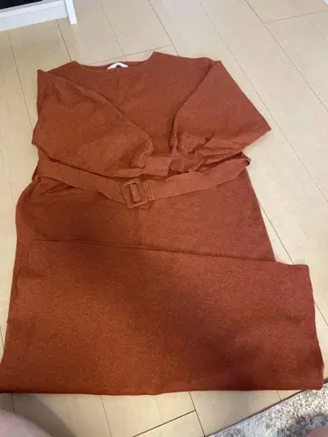 오렌지 벨트 포함 긴팔 니트 원피스