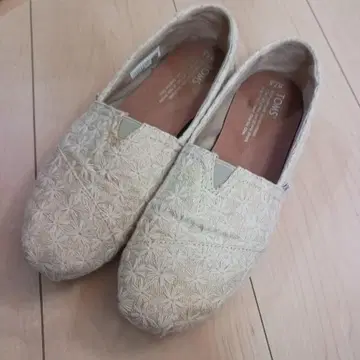 TOMS 자수 베이지 슬립온