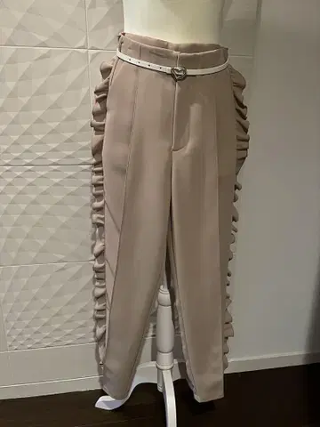 FUR FUR 퍼퍼 사이드 프릴 테이퍼드 팬츠