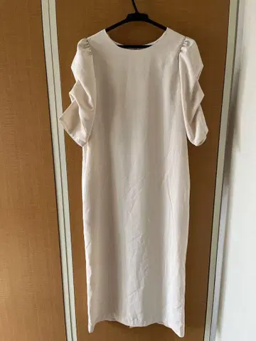 어반 리서치 라보 퍼프 슬리브 개더 원피스 화이트 깔끔한