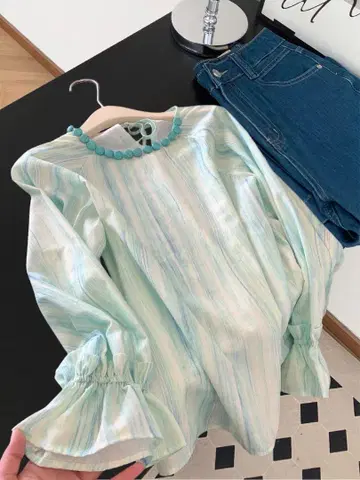 스카이블루와 화이트 스트라이프 벌룬 슬리브 셔츠
