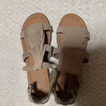 프린지 달린 베이지 샌들