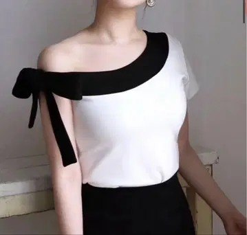 ROYAL PARTY 리본 원숄더 배색 컷 상의 화이트