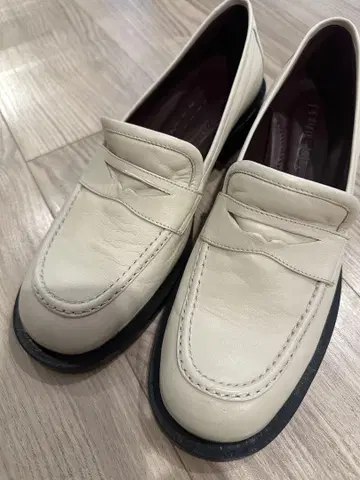 새상품 돌로 펌프스 가죽 화이트 38 로퍼