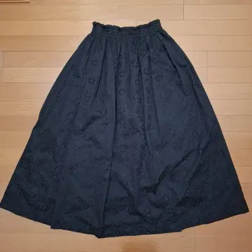 BEARDSLY 블랙 자수 롱 스커트