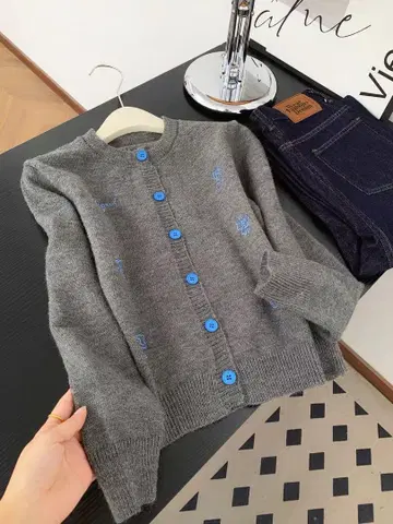 그레이 긴팔 가디건 파란색 버튼