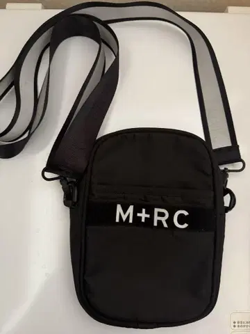 M+RC 블랙 숄더백