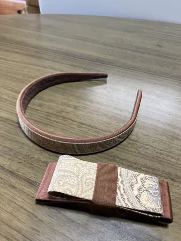 ETRO의 머리띠와 머리핀