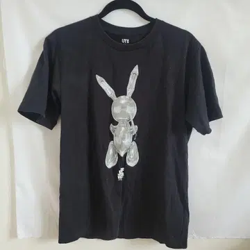 UNIQLO UT 블랙 토끼 T셔츠 는 jeef koons