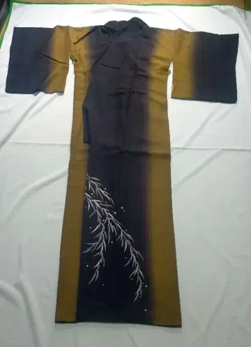 츠케사게 넓은 카라 맞춤 금색 브라운과 블랙의 세련된 기모노
