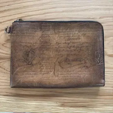 가죽 엠보싱 가공 클러치백