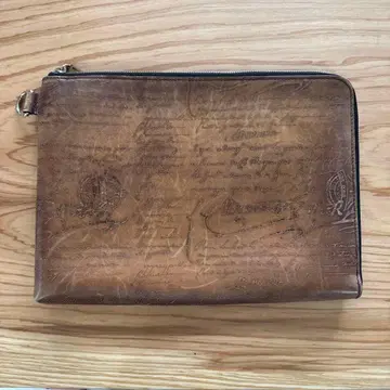 가죽 엠보싱 가공 클러치백