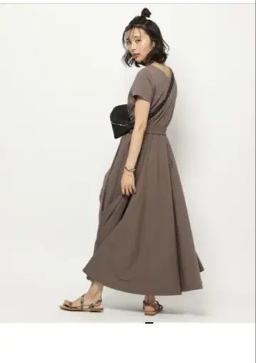 허리 리본 포함 플레어 원피스