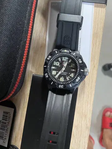 LUMINOX SERIES 0200 QZ 데이트 블랙 다이얼