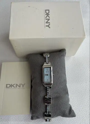 DKNY 손목시계